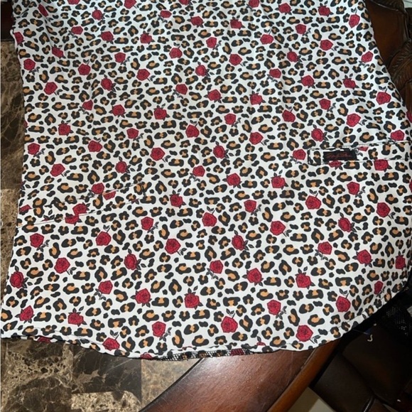 Small scrub to cheetah and rose print - Picture 5 of 5